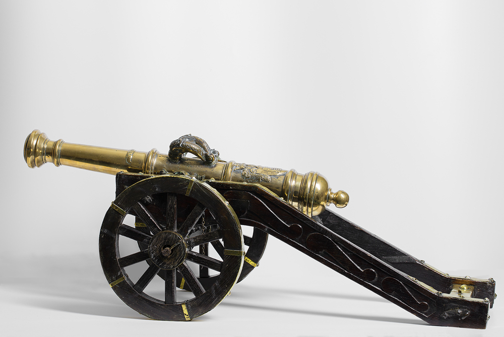 Twee bronzen kanonnen op affuit (klein model)